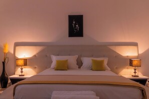 3 soverom, skrivebord, strykejern/-brett og reiseseng for barn