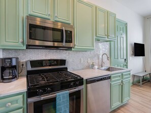 Fridge, microwave, oven, stovetop - Palmetto Hideaway~Cozy 1br/1ba Townhome (North Charleston)