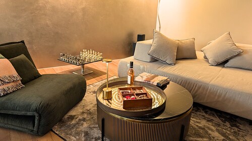 7 Minute walk to operahouse and Lake