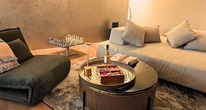 7 Minute walk to operahouse and Lake