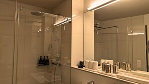 Sèche-cheveux, serviettes fournies, savon, papier toilette