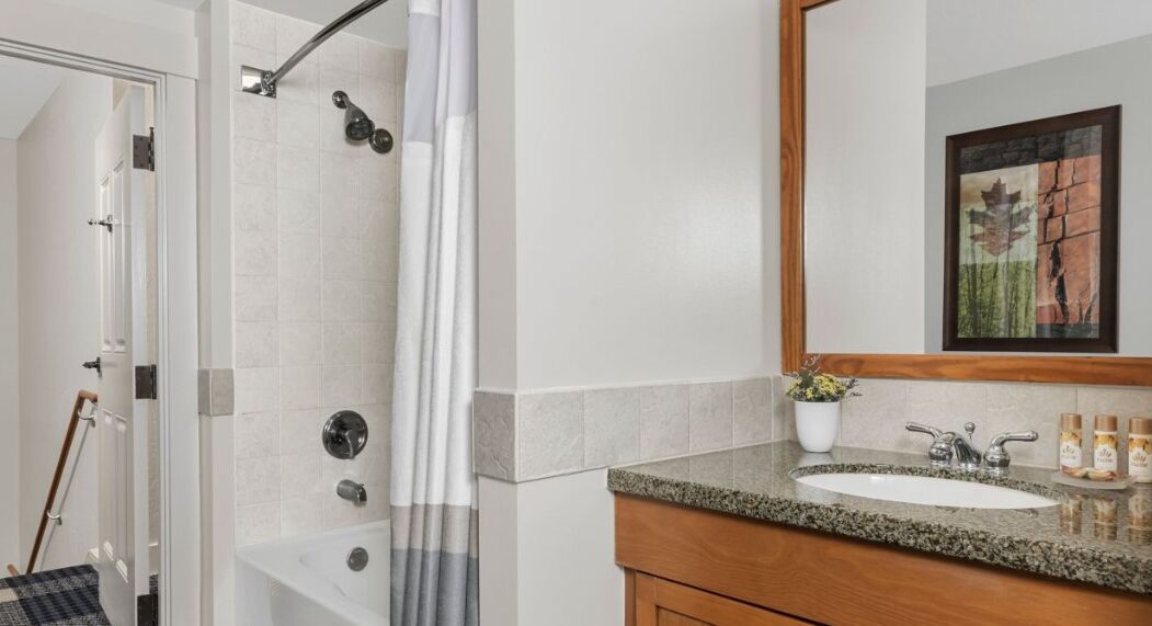Shower, jetted bath, hair dryer, towels