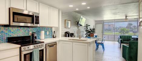 Refrigerador, microondas, horno y parrilla de estufa