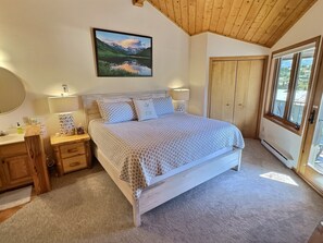 3 bedrooms, desk, iron/ironing board, free WiFi - Close to Base and Fast Tracks/Bus Mtn Views Fireplace w/Heated Garage/Hot tub (Crested Butte)