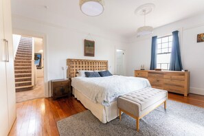 4 habitaciones, tabla de planchar con plancha, wifi y ropa de cama 