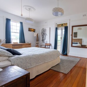 4 habitaciones, tabla de planchar con plancha, wifi y ropa de cama 