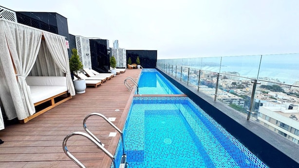 A rooftop pool with a view of the city and sea. - Apartment in Barranco by Artline (Lima)