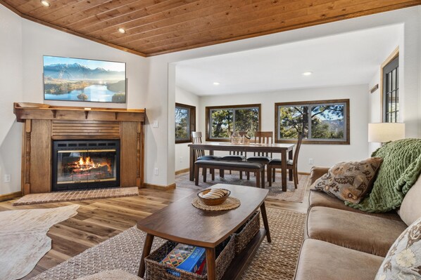 Una Smart TV, una chimenea