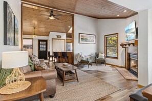 Una Smart TV, una chimenea