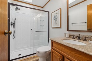 Suihku, hiustenkuivaaja, pyyhkeet