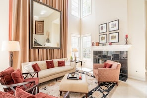 Smart TV, fireplace, video games, computer monitors - Luxe family home w/ 116 inch theatre, near beach w/ private yard & EV chargers (San Diego)