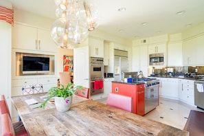 Fridge, microwave, oven, stovetop - Luxe family home w/ 116 inch theatre, near beach w/ private yard & EV chargers (San Diego)