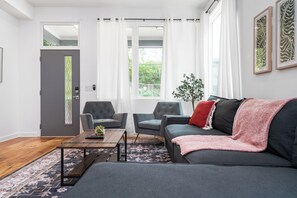 Smart TV, books - Spacious ATL Escape, Prime Area Near Everything! 2 King Beds. Walkable & Central (Atlanta)