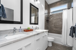Shower, hair dryer, towels, soap - Spacious ATL Escape, Prime Area Near Everything! 2 King Beds. Walkable & Central (Atlanta)