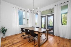 Dining - Spacious ATL Escape, Prime Area Near Everything! 2 King Beds. Walkable & Central (Atlanta)