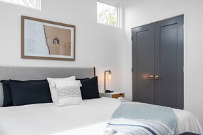 4 bedrooms, desk, iron/ironing board, travel cot - Spacious ATL Escape, Prime Area Near Everything! 2 King Beds. Walkable & Central (Atlanta)