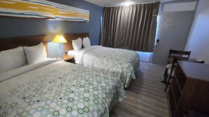 Una habitación de hotel con dos camas, un escritorio y una silla.