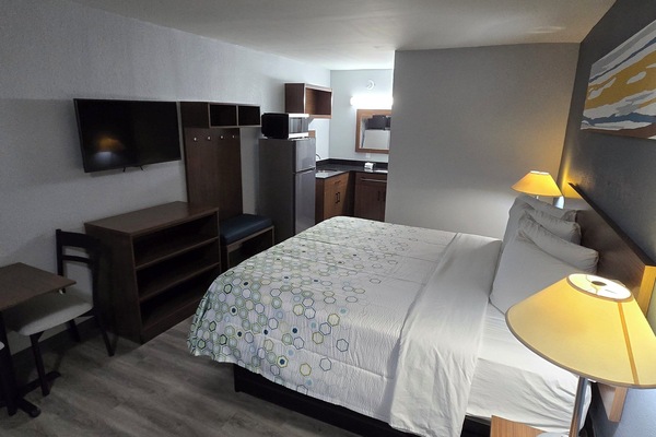 Studio, 1 King Bed, Non Smoking, Kitchenette | Free WiFi, bed sheets