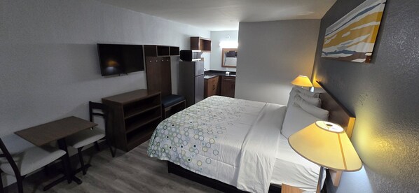 Studio, 1 King Bed, Non Smoking, Kitchenette | Free WiFi, bed sheets - HomeTowne Studios LaGrange (LaGrange)