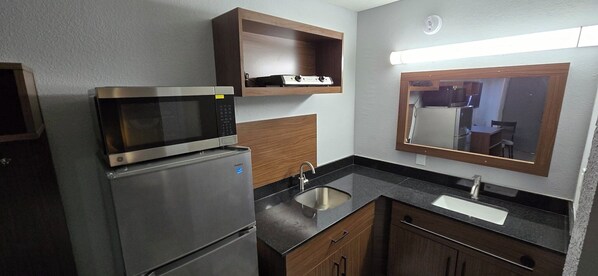 Private kitchen - HomeTowne Studios by Red Roof LaGrange (LaGrange)