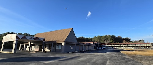 HomeTowne Studios by Red Roof LaGrange