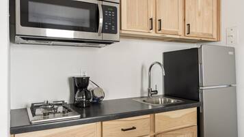 Réfrigérateur, micro-ondes, plaque de cuisson, cafetiÚre/bouilloire