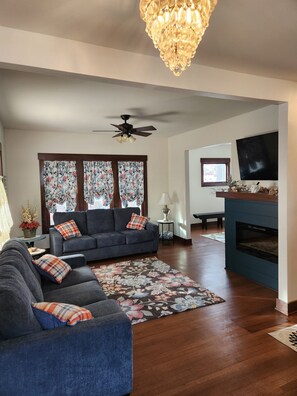 Smart TV, fireplace