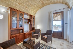 TV - Villa with pool, 2km from the sandy beaches (Salve)