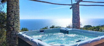 Villa with heated jacuzzi and 180° sea view