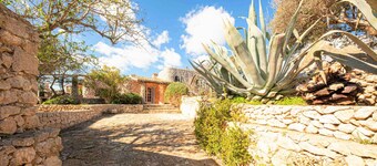 Villa with heated jacuzzi and 180° sea view