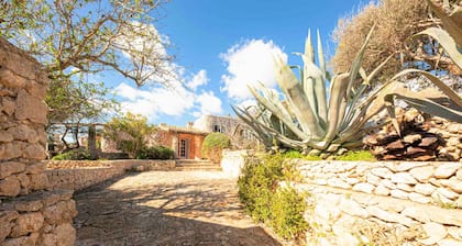 Villa mit beheiztem Außenpool und 180°-Meerblick