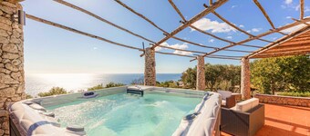Villa with heated jacuzzi and 180° sea view
