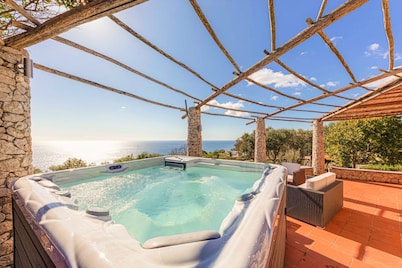 Villa with heated jacuzzi and 180° sea view