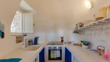 Fridge, oven, dishwasher, coffee/tea maker