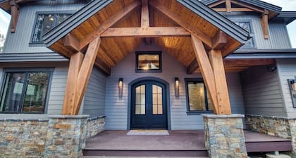 Sleeps 18 | 7 bed, 7.5 bath | EV | Hot tub | SHARC