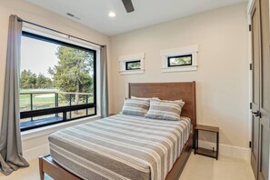 7 bedrooms, desk, travel cot, free WiFi - Sleeps 16+ | 7 bed 7.5 bath | EV | Hot tub | SHARC (Sunriver)