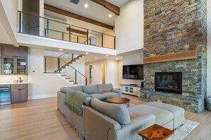 TV connectée, cheminée, baby-foot, table de tennis de table