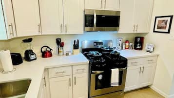 Køleskab, mikrobølgeovn, ovn, kogeplade