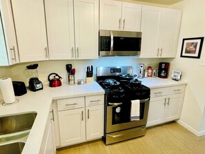 冰箱、微波炉、烤箱、炉灶