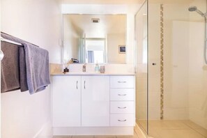 Hair dryer, towels - Dream holiday escape, 2-bed 2-bath ocean front sea view apartment on Palm Beach! (Gold Coast)