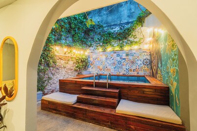 Private Colonial House 8 Bedrooms with Pool