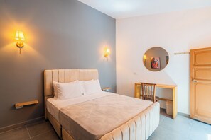 8 bedrooms, WiFi, bed sheets