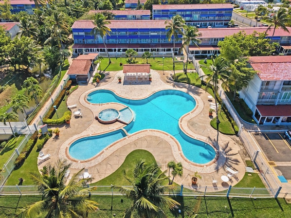 Una piscina al aire libre