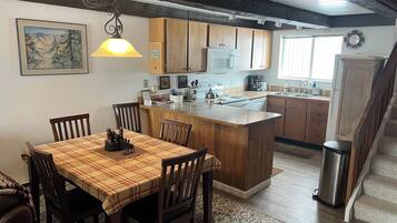 Coffee/tea maker, fridge, microwave, oven