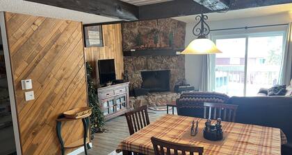 Cozy 3-bedroom condo with fire place and WiFi in Fraser, CO