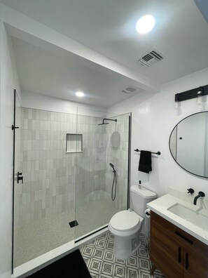 Ducha, secador de pelo, toallas y jabón