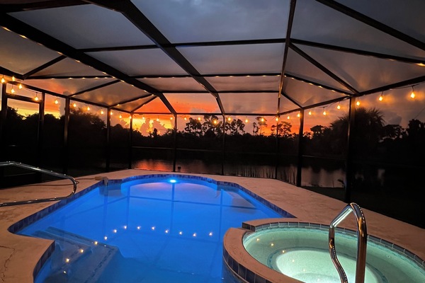 Een buitenzwembad en een verwarmd zwembad