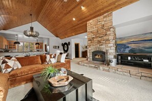 Smart-TV, Kamin, Tischfußball