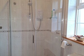 Douche, sèche-cheveux, serviettes fournies, savon