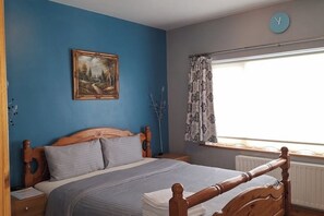 1 habitación, tabla de planchar con plancha y cuna de viaje 